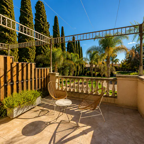Terraza privada con pérgola del Duplex 4, con vista al parque