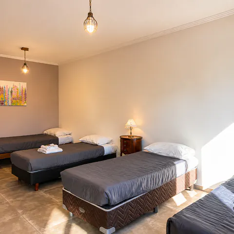 Habitación del Duplex 4 con cuatro camas individuales