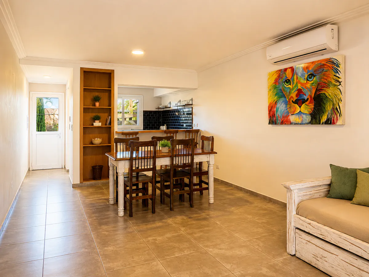 Living comedor del Duplex 4 con mesa para seis