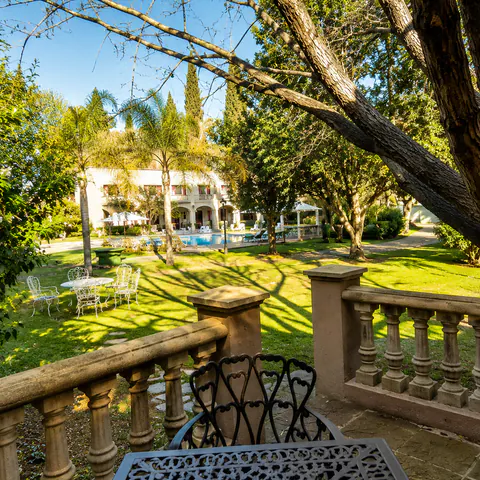 Patio privado de la Suite 9 con vista al parque y la pileta