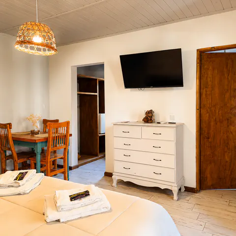 Mesa para dos, cómoda y Smart TV de la Suite 11