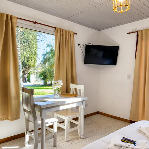 Mesa para dos junto al ventanal al parque de la Suite 13